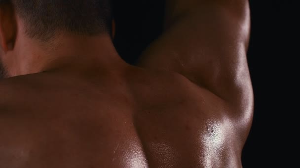 Podnoszenie Hantli Większe Bicepsy Blisko Przystojny Mężczyzna Dużymi Bicepsami Podnoszący — Wideo stockowe