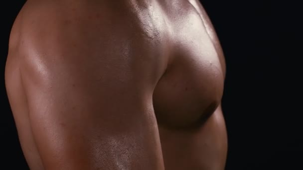 Podnoszenie Hantli Dla Większych Bicepsów Ciemnym Tle Blisko Przystojniaka Odczuwającego — Wideo stockowe