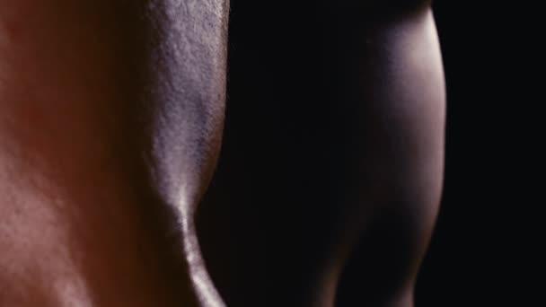 Bello Forte Bodybuilder Atletico Uomo Mostrando Muscoli Allenamento Bodybuilding Concetto — Video Stock