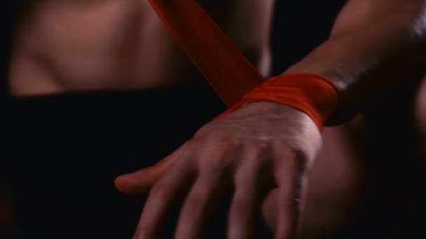 Мужчина Боксер Обертывает Руки Красной Ручной Пленкой Перед Тренировкой Замедленной — стоковое видео