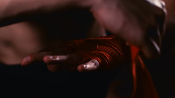 Αρσενικός Πυγμάχος Τυλίγει Χέρια Του Κόκκινο Περιτύλιγμα Χεριών Πριν Την — Αρχείο Βίντεο