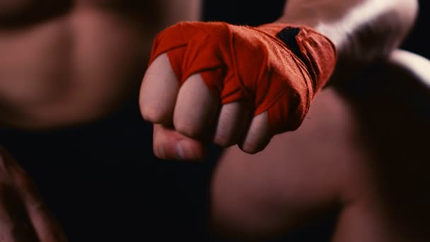 戦闘訓練の前にラップされた手を持つ男性ボクサー 4Kスローモーション — ストック動画