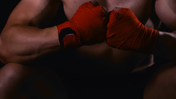 Boxeador Masculino Com Mãos Embrulhadas Antes Treino Luta Câmera Lenta — Vídeo de Stock