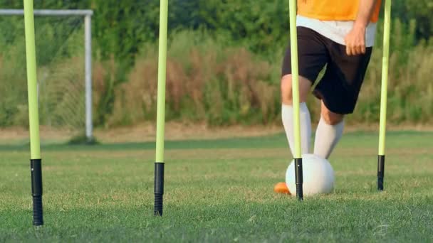 Los Pies Jugador Entrenando Con Una Pelota Fútbol Campo Cámara — Vídeos de Stock