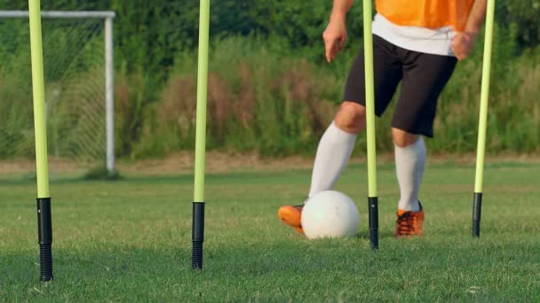 Voeten Van Een Speler Training Met Een Voetbal Een Veld — Stockvideo