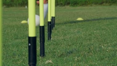 Sahada futbol topuyla antrenman yapan bir oyuncunun ayakları, 4K ağır çekim.