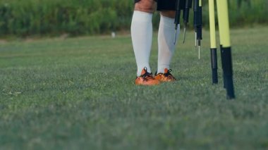 Sahada antrenmandan sonra direkli futbol oyuncusu ayakları, 4k ağır çekim.