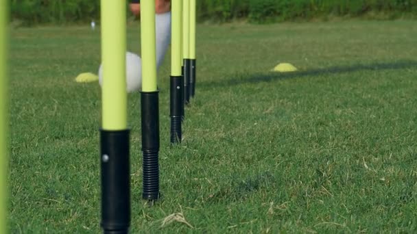 Los Pies Jugador Entrenando Con Una Pelota Fútbol Campo Cámara — Vídeos de Stock