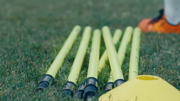 Pólos Para Treinar Futebol Campo Câmera Lenta — Vídeo de Stock