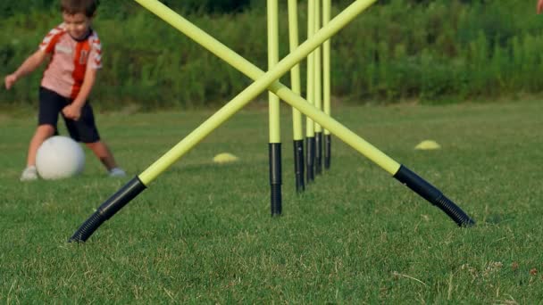 Jaar Oud Jongen Gespannen Met Een Voetbal Een Veld — Stockvideo