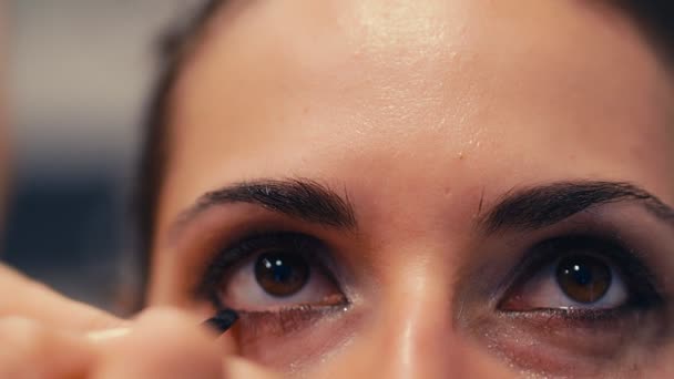 Närbild Kvinna Som Applicerar Ögonmakeup Vacker Kvinnas Ansikte Perfekt Smink — Stockvideo