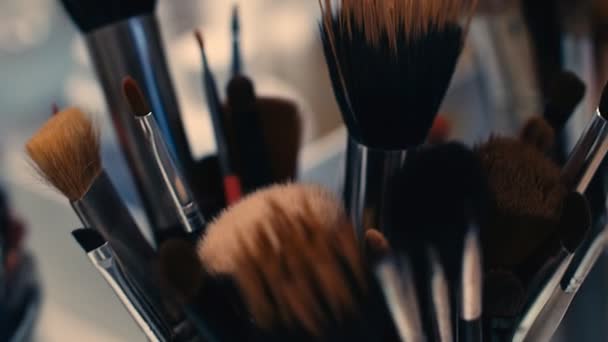 Conjunto Cepillo Maquillaje Una Mesa Cambio Enfoque — Vídeo de stock