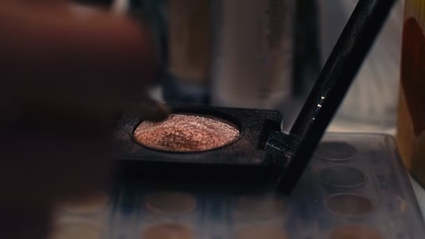 Conjunto Cepillo Maquillaje Una Mesa Cambio Enfoque — Vídeos de Stock