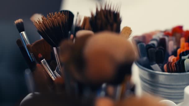 Conjunto Cepillo Maquillaje Una Mesa Cambio Enfoque — Vídeo de stock