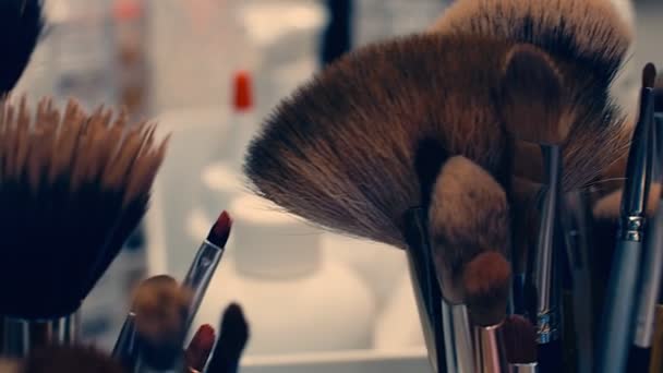 Maquillaje Conjunto Cepillo Una Mesa Dolly Shot — Vídeo de stock