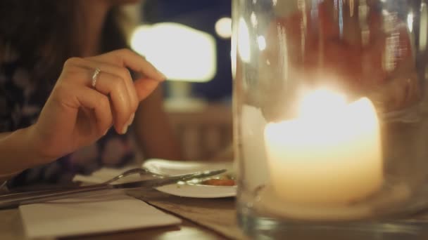 Pár Élvezi Romantikus Gyertyafényes Vacsora Lassított Felvétel — Stock videók