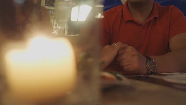 Couple profitant d'un dîner romantique aux chandelles, 4k slow motion
