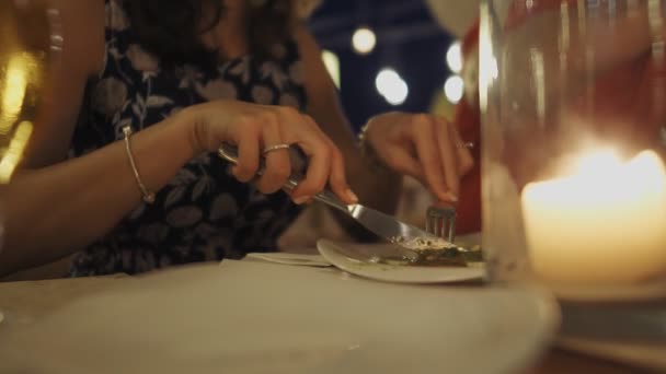 Paar Genieten Van Romantisch Diner Bij Kaarslicht Slow Motion — Stockvideo