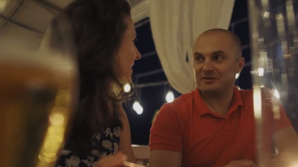 Пара Наслаждается Романтическим Ужином Свечах Замедленной Съемки — стоковое видео