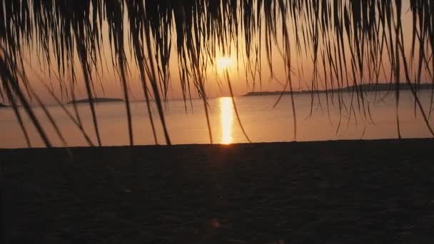 Схід Сонця Через Соломинку Над Прекрасною Морською Водою Повільний Рух — стокове відео