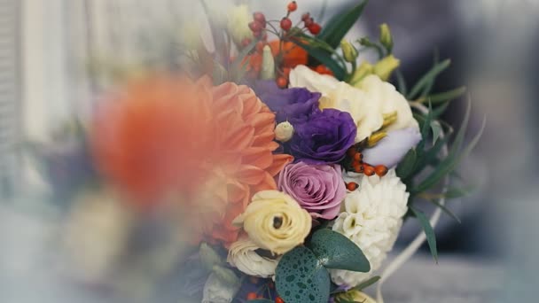 一束喜庆的鲜花 橙色和紫色 4K结婚新娘花束 — 图库视频影像