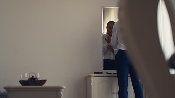 Pov Novio Delante Espejo Preparándose Para Ceremonia Boda Cámara Lenta — Vídeo de stock