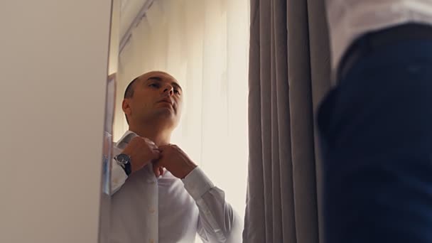 Hombre Novio Frente Espejo Preparándose Para Una Fecha Una Ceremonia — Vídeos de Stock