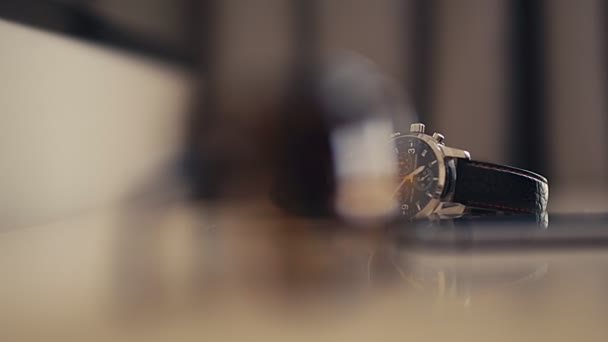 Mannelijke Hand Neemt Elegante Horloge Van Een Tafel Slow Motion — Stockvideo