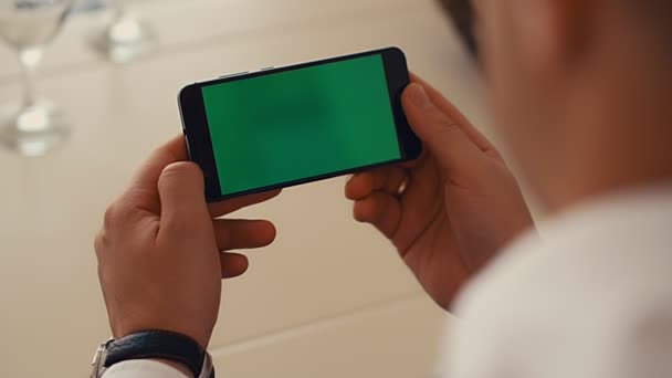 优雅的商人新郎正在用绿色屏幕观看他的智能手机 慢动作4K — 图库视频影像