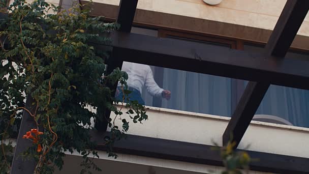 男人商人新郎在酒店房间的阳台上 慢动作4K — 图库视频影像