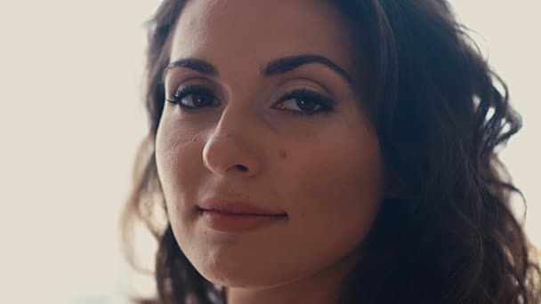 Bellezza Giovane Donna Applicare Mascara Make Ammirare Stessa Allo Specchio — Video Stock