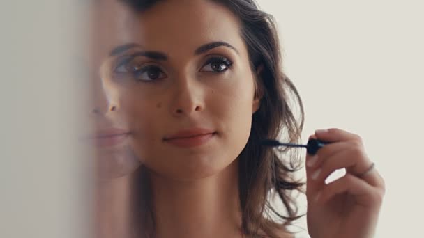 Beauté Jeune Femme Appliquant Mascara Maquillage Admirant Dans Miroir Maquillage — Video