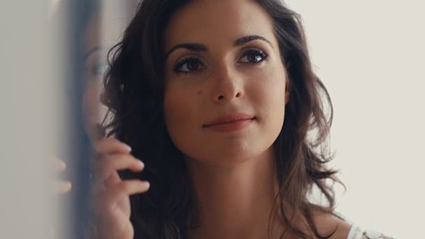 Schoonheid Jonge Vrouw Aanbrengen Mascara Make Bewondering Voor Zichzelf Spiegel — Stockvideo