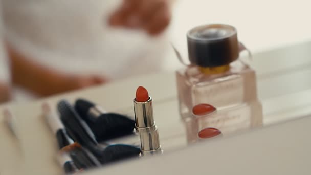 Lápiz Labial Mano Femenina Recoge Lápiz Labial Mesa Con Maquillaje — Vídeos de Stock