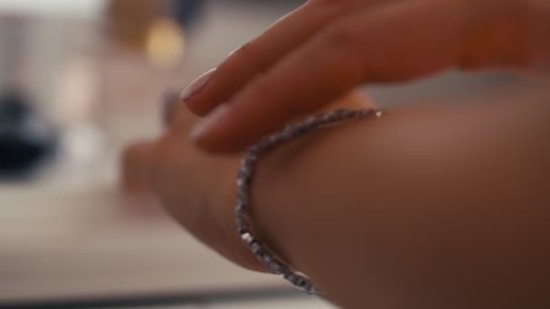 Zblízka Žena Vyzkoušela Šperkový Náramek Nevěsta Pokladem Ženy Módními Šperky — Stock video