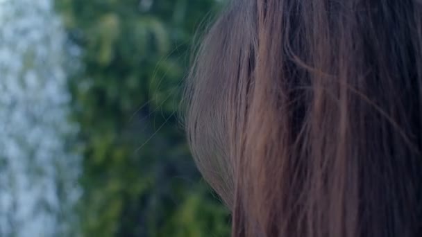 Портрет Счастливой Молодой Женщины Листающей Камерой Замедленного Действия Скоростью Кадров — стоковое видео