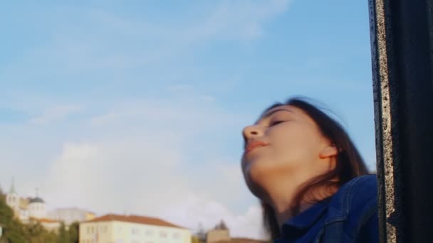 Портрет Счастливой Молодой Женщины Листающей Камерой Замедленного Действия Скоростью Кадров — стоковое видео