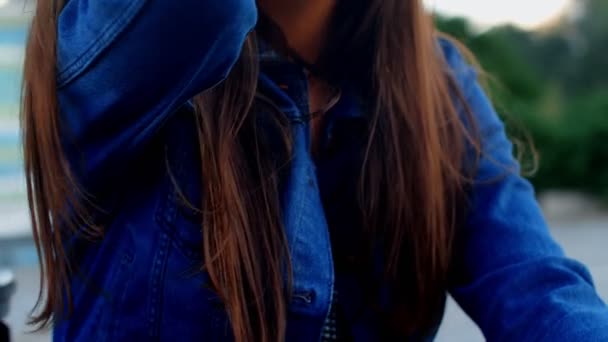 Retrato Mujer Joven Feliz Coqueteando Con Camera Fps Cámara Lenta — Vídeos de Stock