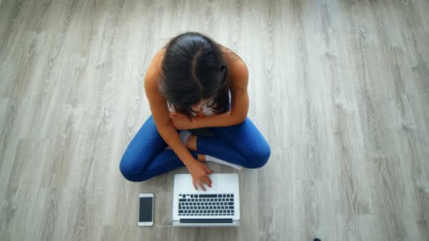 Молода Жінка Працює Ноутбуці Підлозі Вдома Вид Зверху — стокове відео