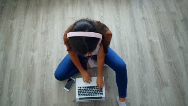 Mujer Joven Con Auriculares Trabajando Ordenador Portátil Suelo Casa Vista — Vídeos de Stock