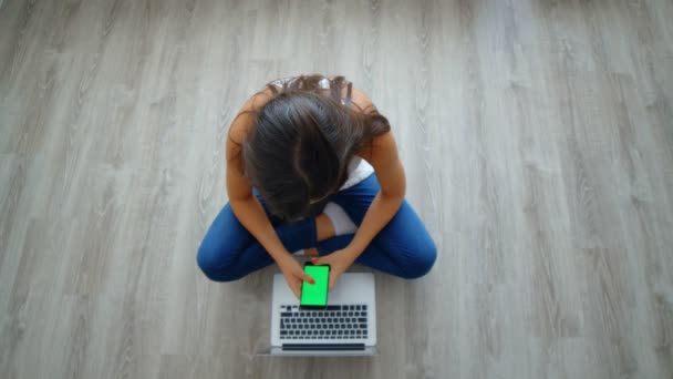 Mujer Joven Con Ordenador Portátil Usando Smartphone Con Pantalla Verde — Vídeos de Stock