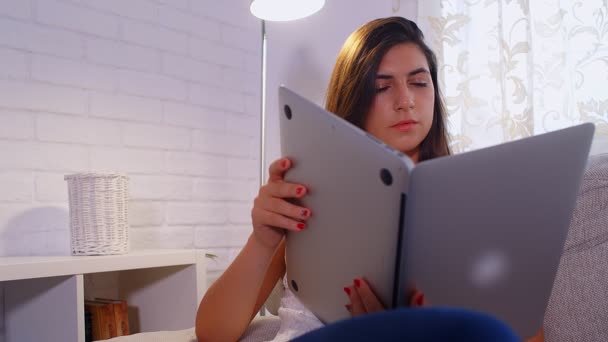 Ung Kvinna Som Använder Laptop Som Bok Som Sitter Soffa — Stockvideo