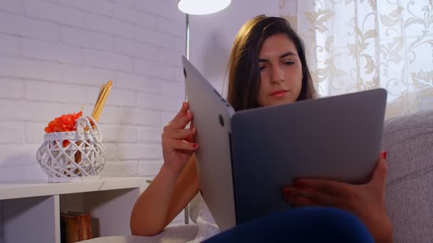 Mujer Joven Usando Ordenador Portátil Como Libro Sentado Sofá Casa — Vídeos de Stock