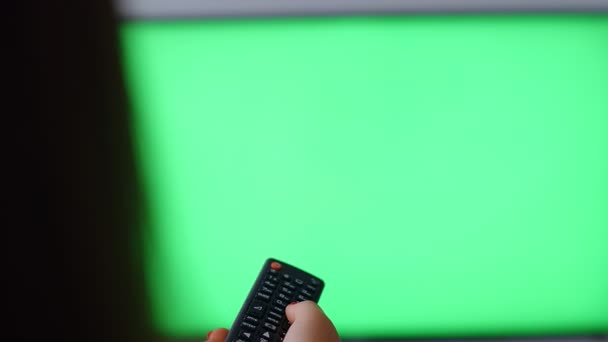 Mujer Usando Control Remoto Contra Televisión Con Pantalla Verde Punto — Vídeos de Stock