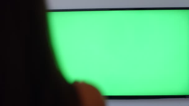 Frau Mit Fernbedienung Gegen Fernseher Mit Grünem Bildschirm Standpunkt — Stockvideo