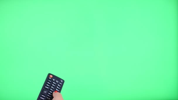 Mujer Usando Control Remoto Contra Televisión Con Pantalla Verde Punto — Vídeos de Stock