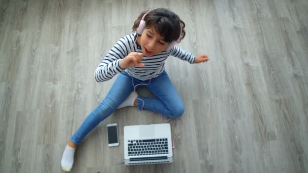 Kulaklıklı Genç Kız Laptop Kullanıyor Evde Müzik Dinliyor Dans Ediyor — Stok video