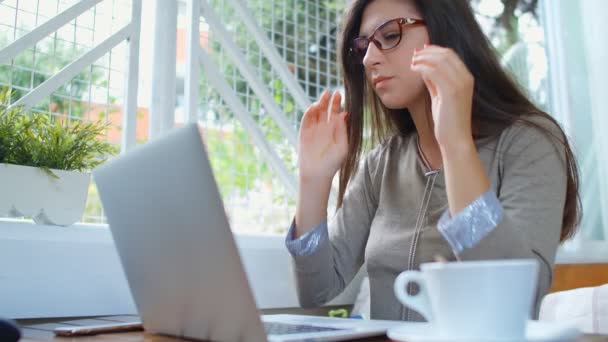 Güzel Başarılı Bir Kadını Laptopuyla Kafede Kahve Içiyor Dizüstü Bilgisayarda — Stok video