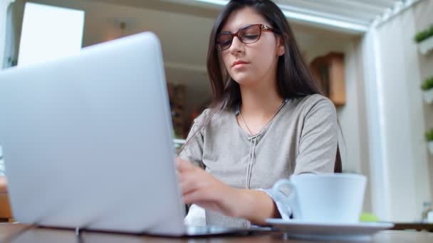 Gyönyörű Fiatal Sikeres Üzletasszony Laptoppal Kávézóban Kávézás Dolgozik Laptop Telefon — Stock videók
