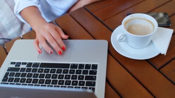 Mulher Negócios Com Laptop Café Bebendo Café Trabalhando Laptop Usando — Vídeo de Stock